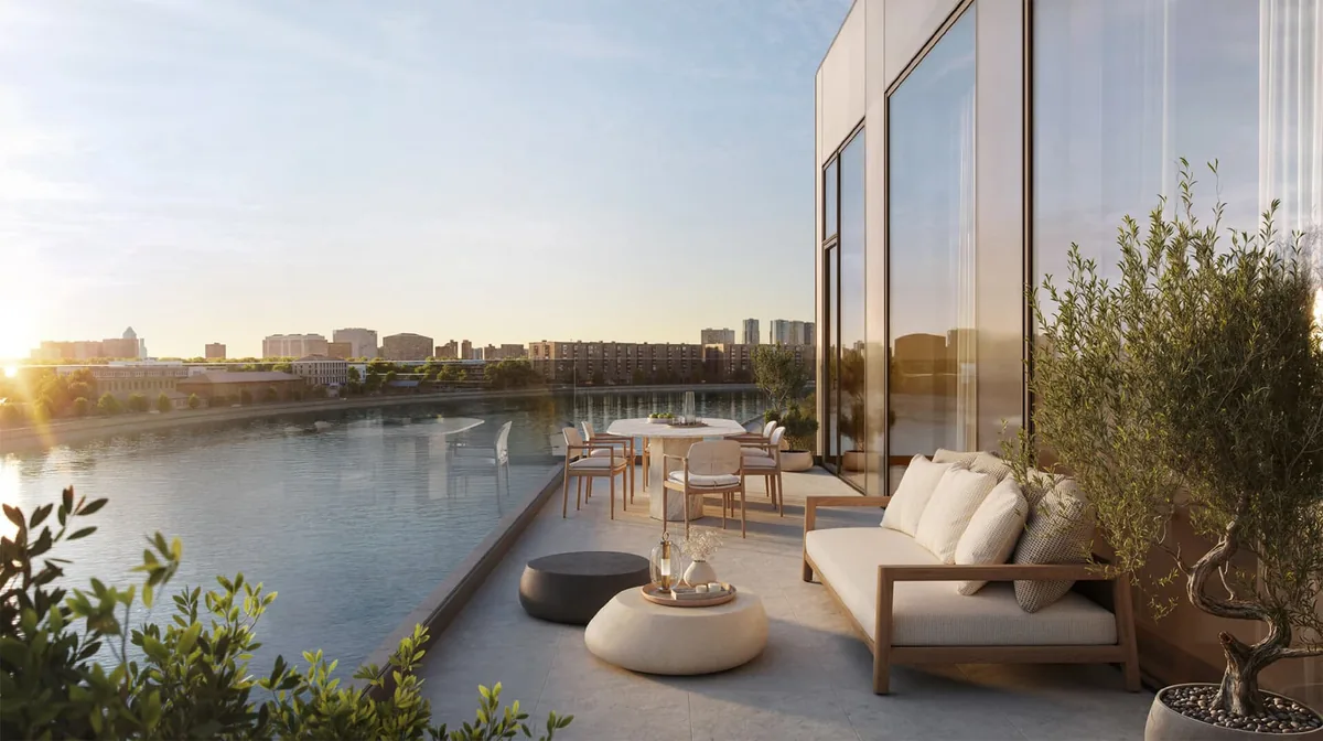 Терраса пентхауса на закате — вид на реку и город, «Foriver Residence»